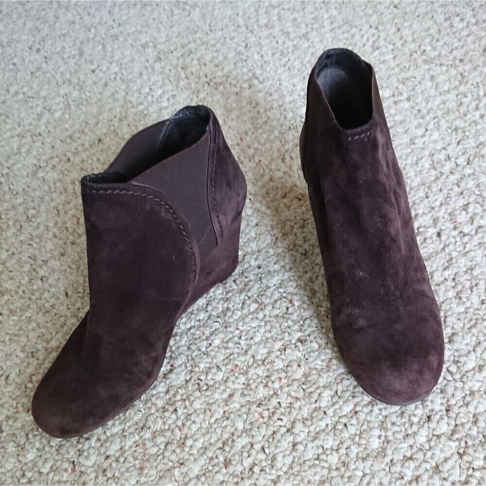 Stuart Weitzman dark brown Suede Wedge size 8.5M